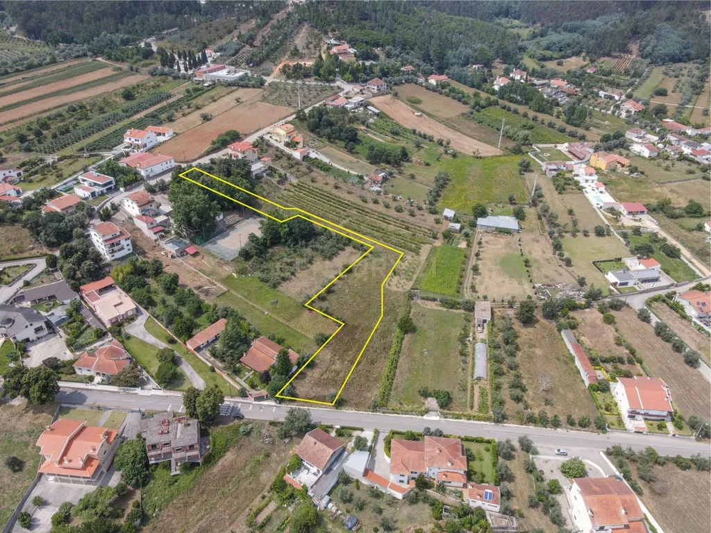 Terreno urbano plano com área total de 4.404m2  numa localização boa a 10 min da Lousã - Image 6