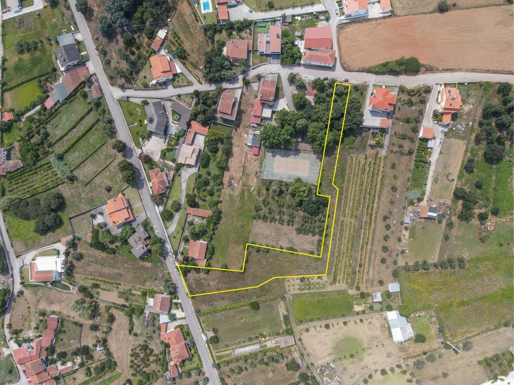 Terreno urbano plano com área total de 4.404m2  numa localização boa a 10 min da Lousã - Image 3