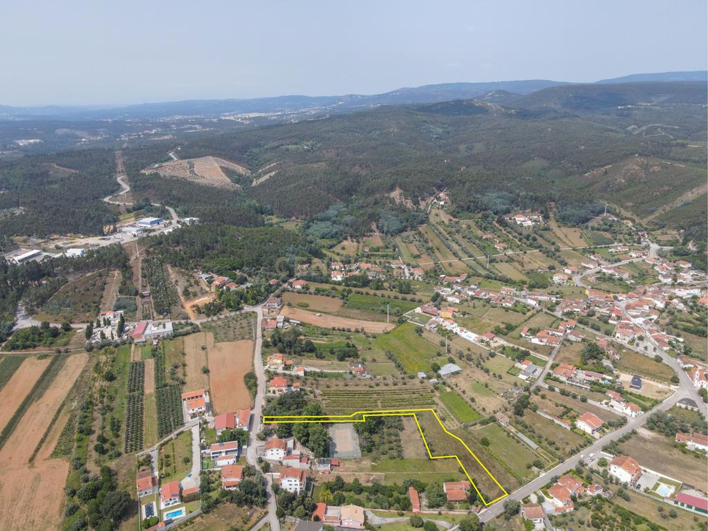 Terreno urbano plano com área total de 4.404m2  numa localização boa a 10 min da Lousã - Image 5