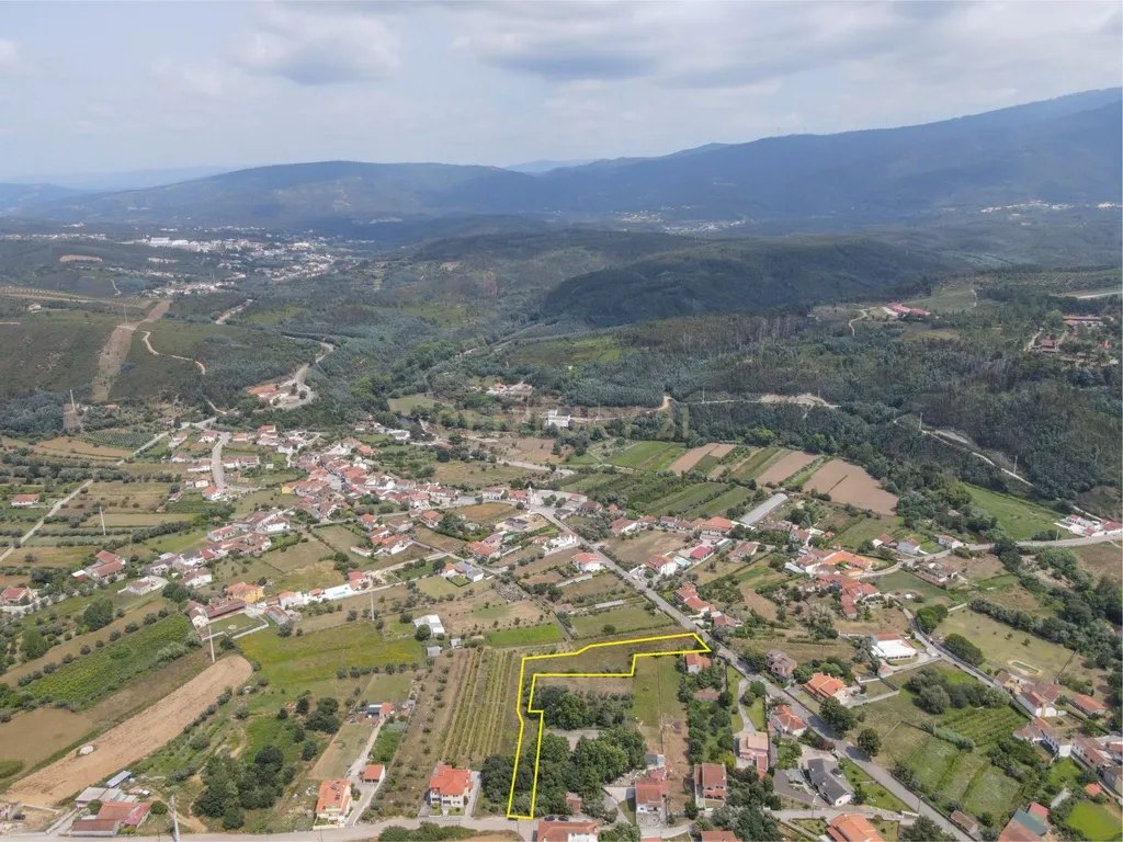 Terreno urbano plano com área total de 4.404m2  numa localização boa a 10 min da Lousã - Image 9