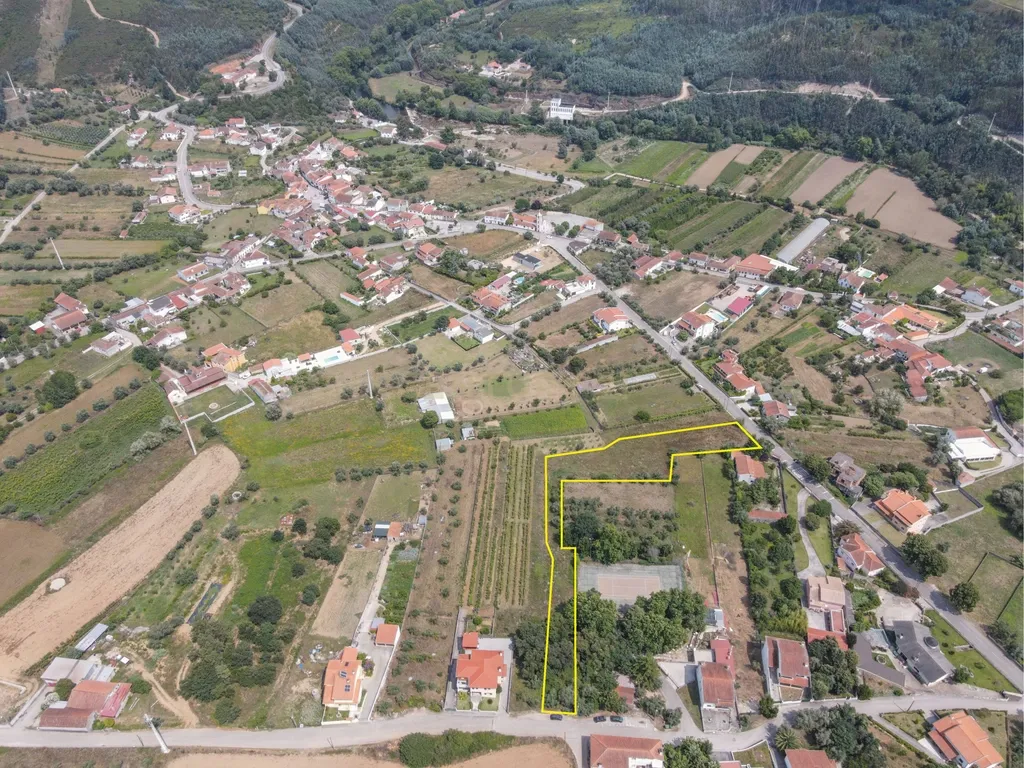 Terreno urbano plano com área total de 4.404m2  numa localização boa a 10 min da Lousã - Image 8