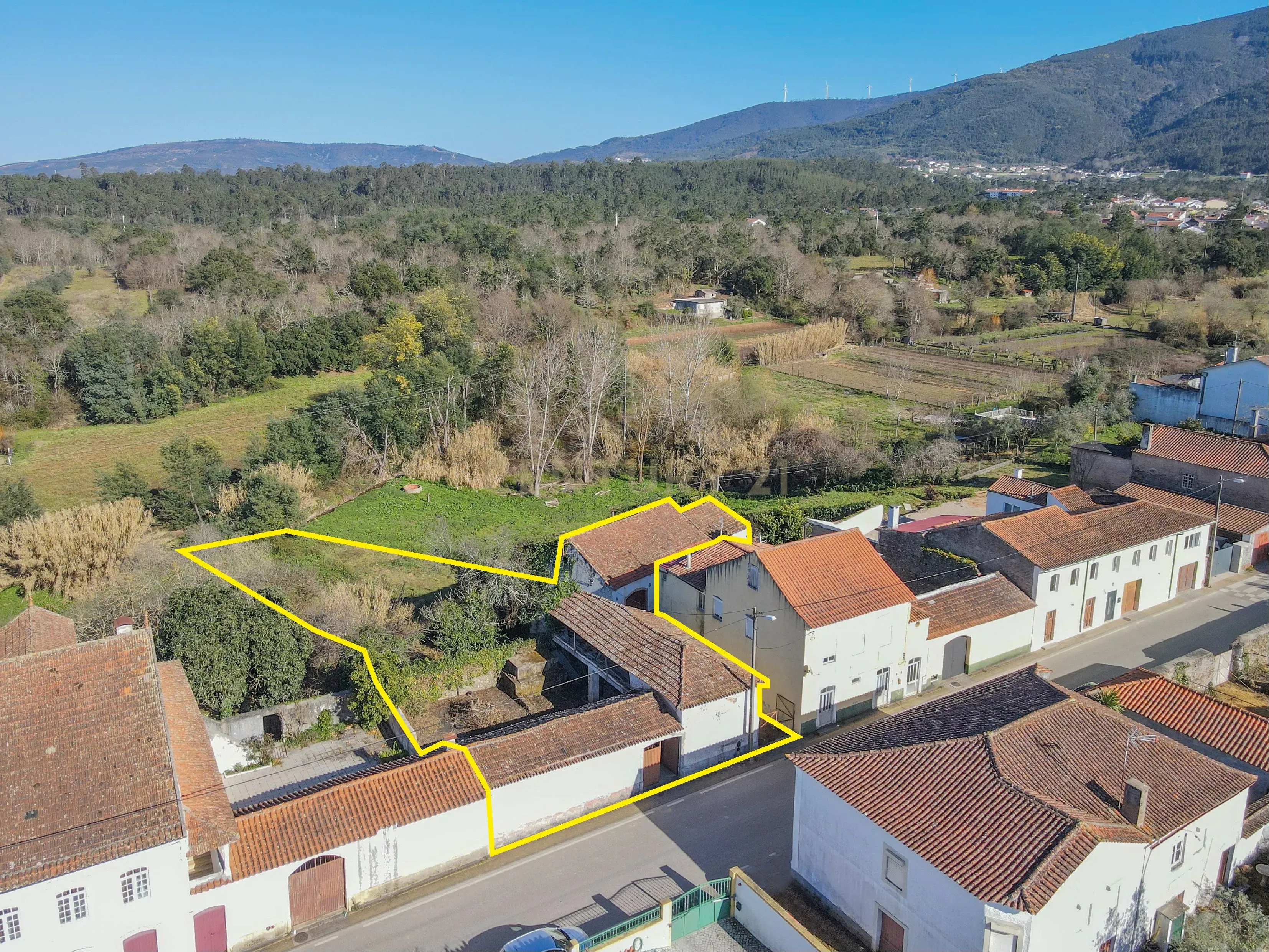 Quinta com lagar, telheiro, pátio, arrumos, terreno e poço numa localização excecional a 5 min. do centro da Lousã - Image 1