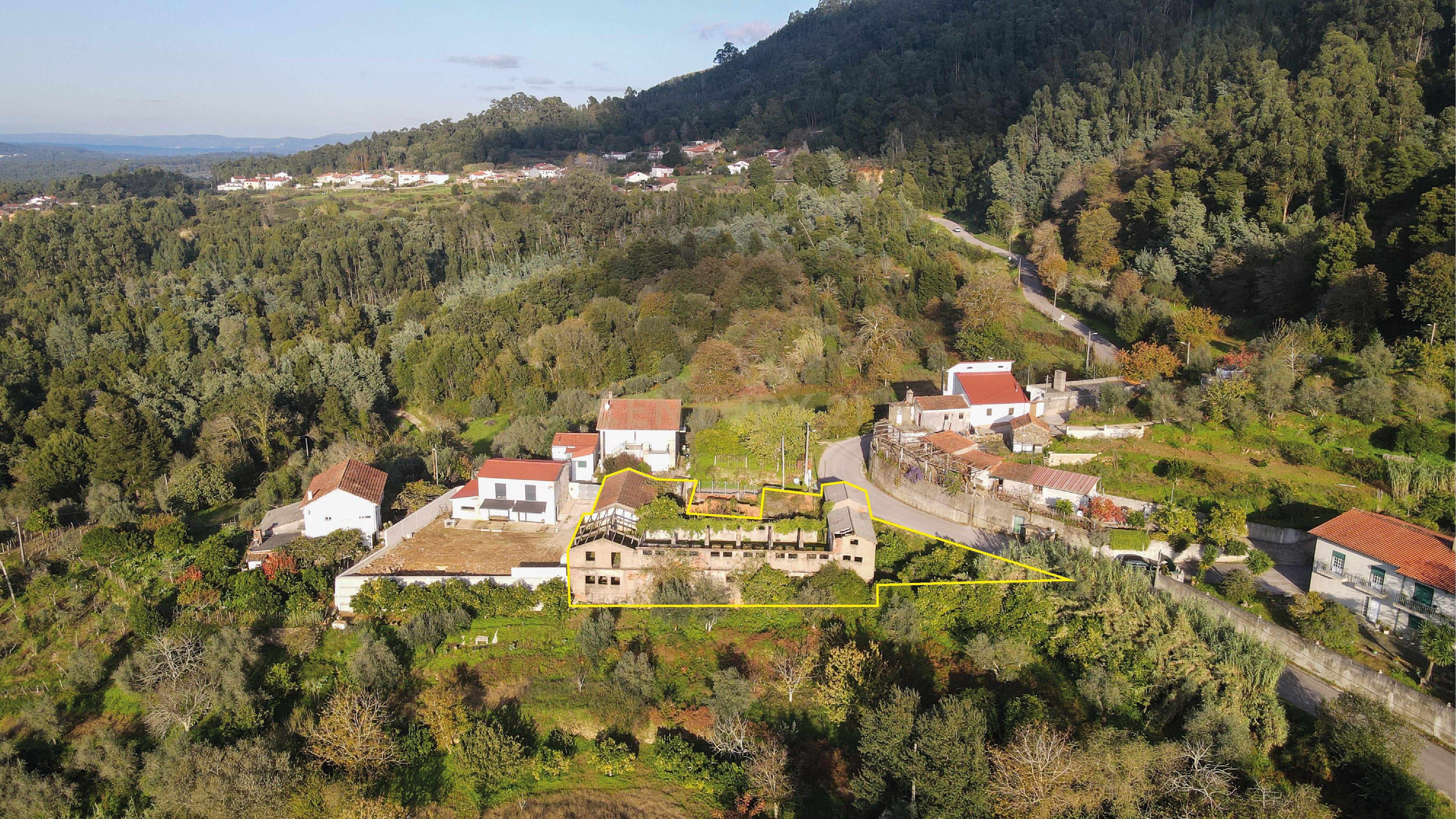 Ruína com terreno - Vila Nova, Miranda do Corvo - Image 1