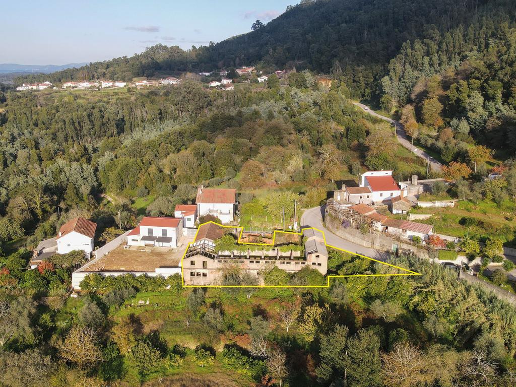 Ruína com terreno - Vila Nova, Miranda do Corvo - Image 1