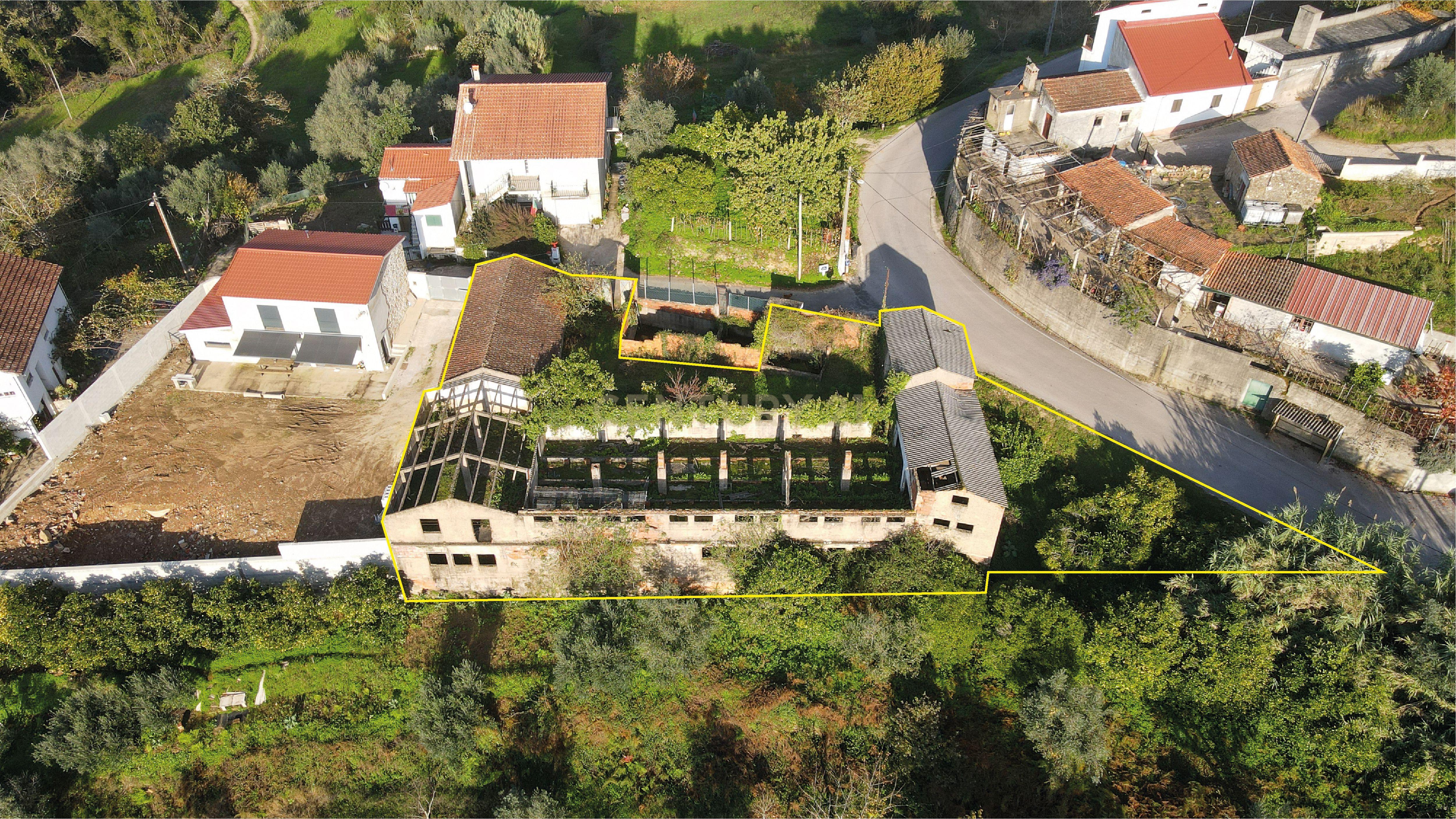 Ruína com terreno - Vila Nova, Miranda do Corvo - Image 2