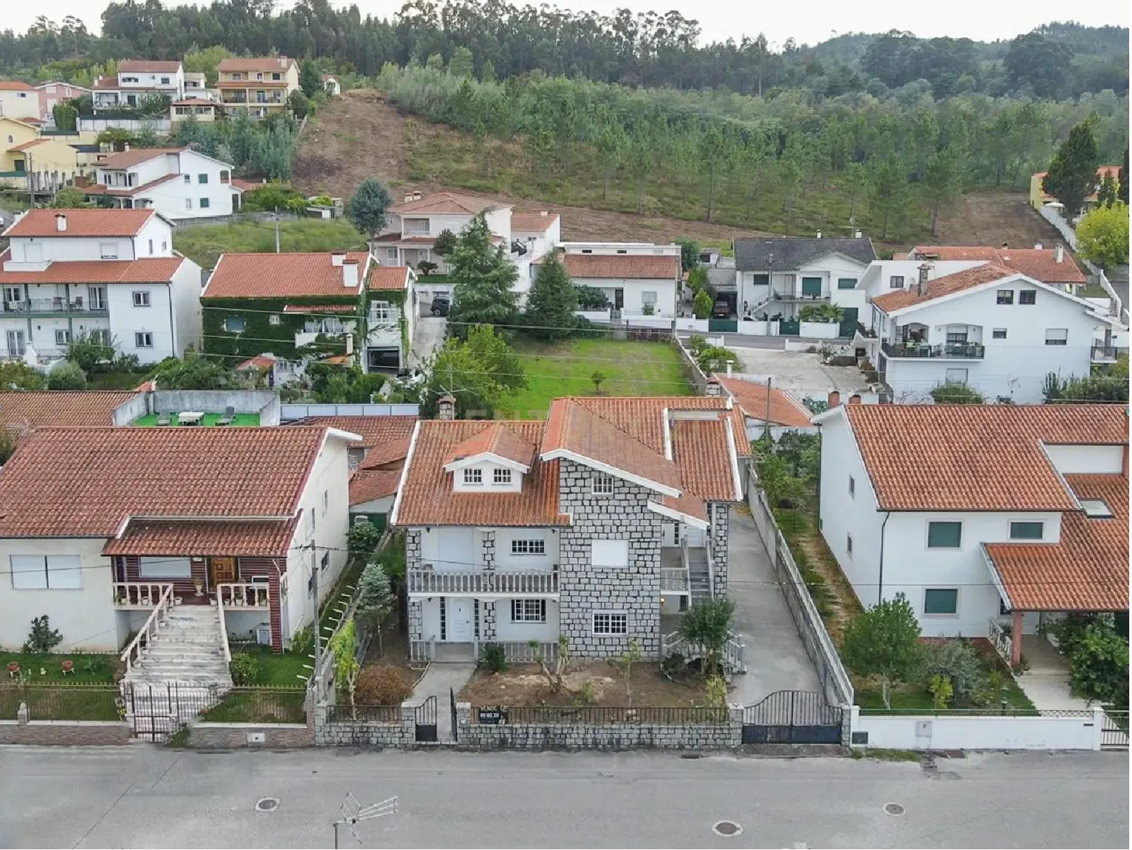 Moradia T5 - C/ espaço exterior e garagem - Image 39