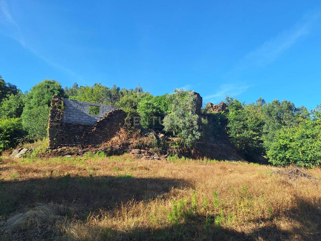 Terreno Urbano em Tropeço com Ruínas para Reconstrução - Image 2