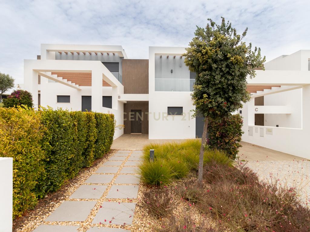 Moradia em banda T2 com vista golfe – Algarve - Image 32