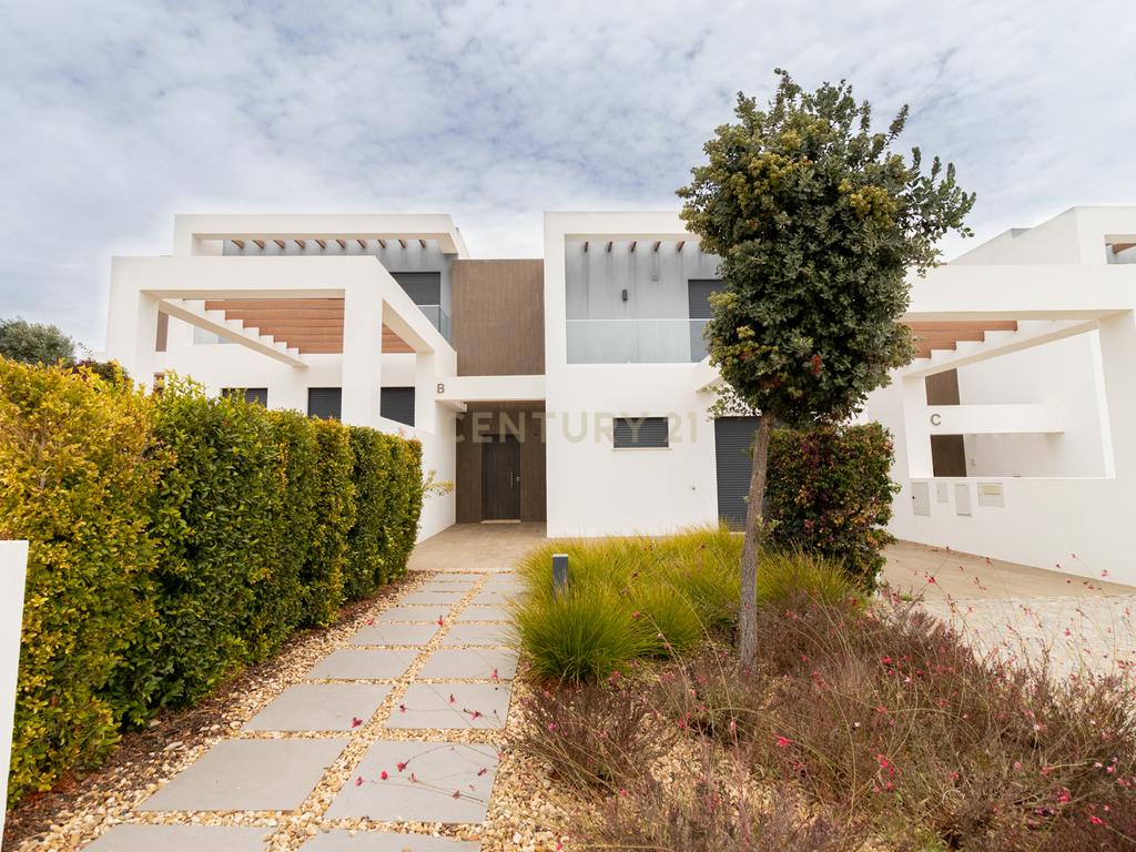 Moradia em banda T2 com vista golfe – Algarve - Image 33