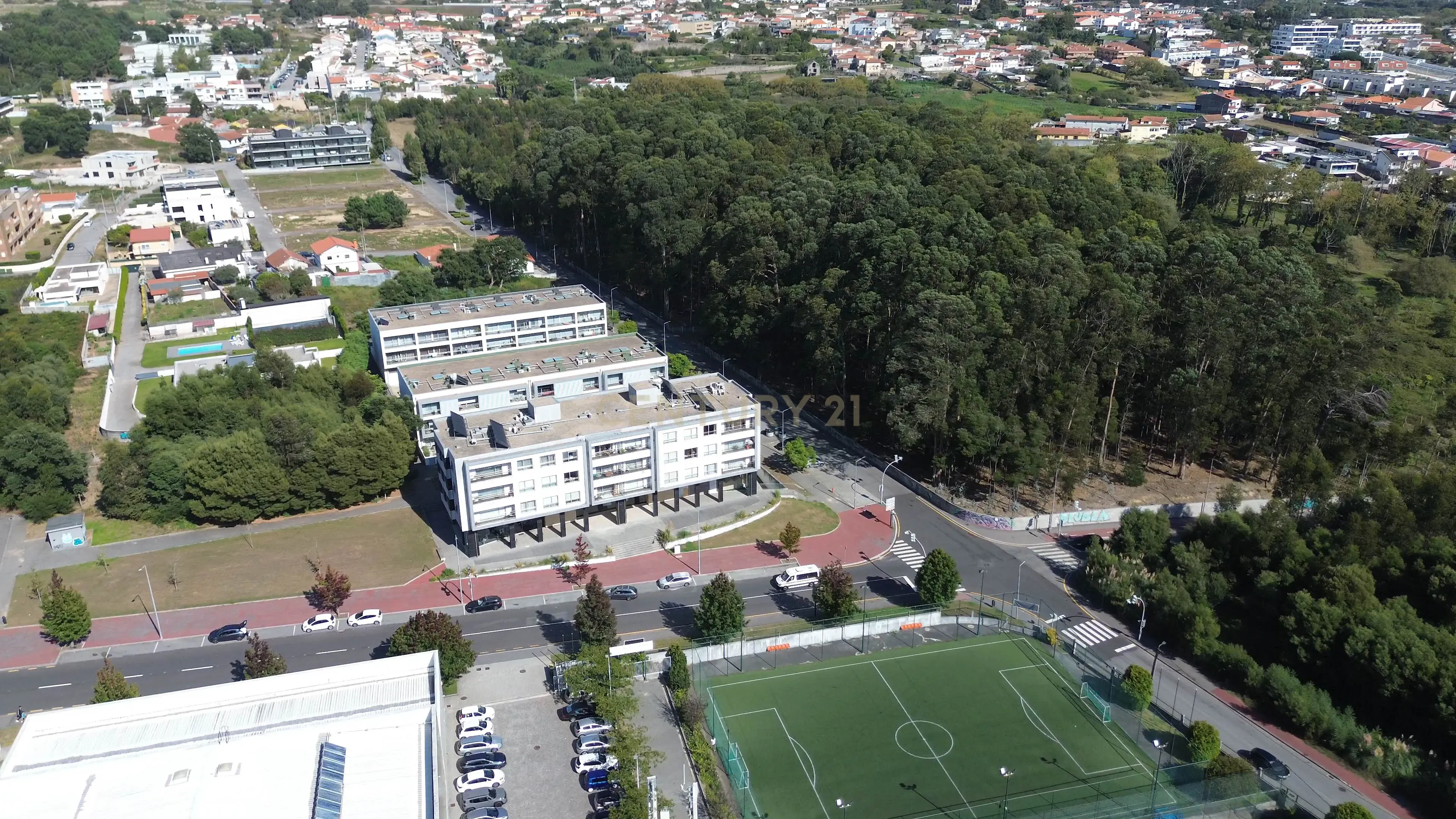 Espaçoso e luminoso T4, com 2 Suítes, 3 frentes, perto da praia e áreas verdes em Vila Nova de Gaia - Image 2