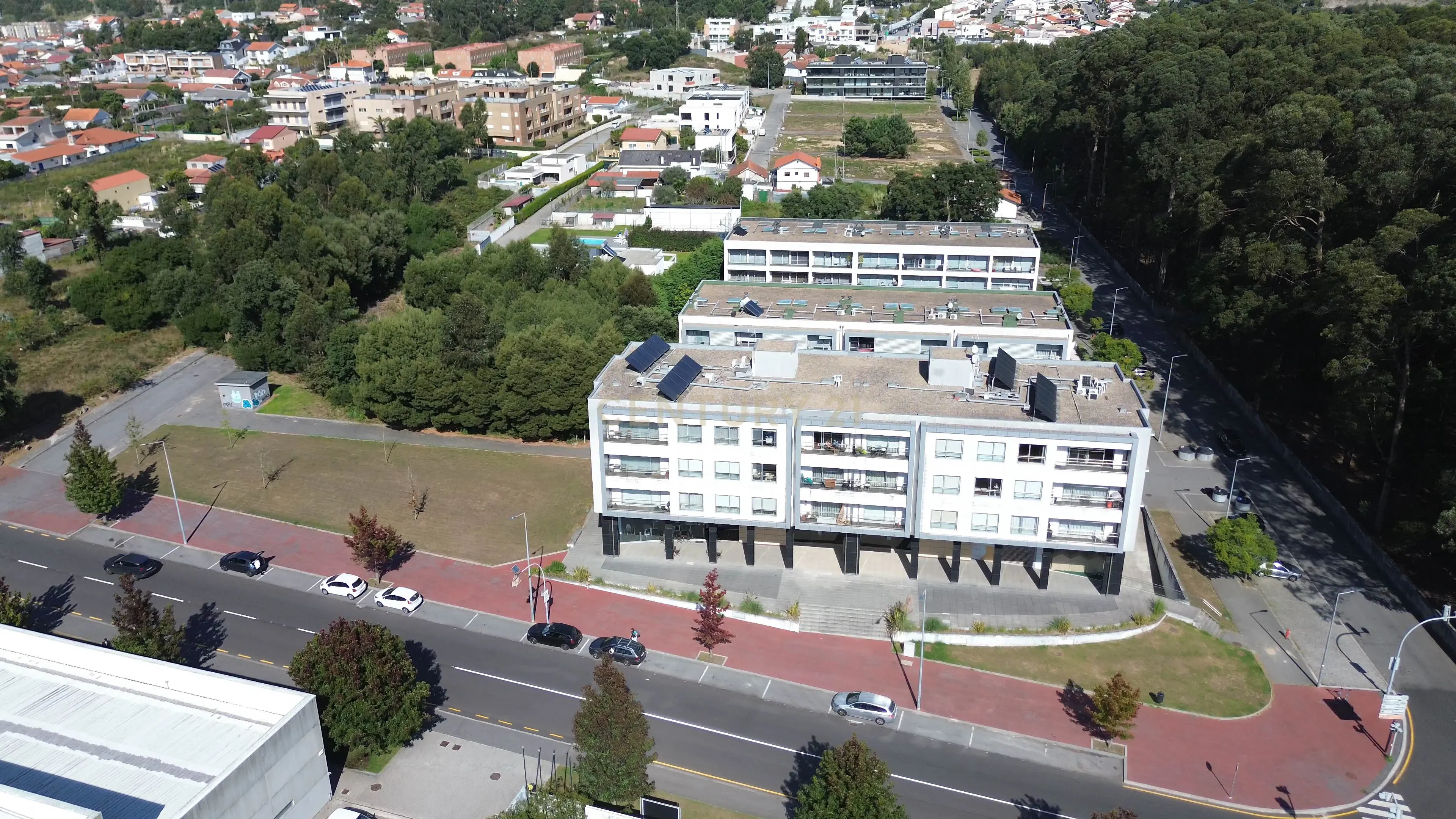 Espaçoso e luminoso T4, com 2 Suítes, 3 frentes, perto da praia e áreas verdes em Vila Nova de Gaia - Image 3