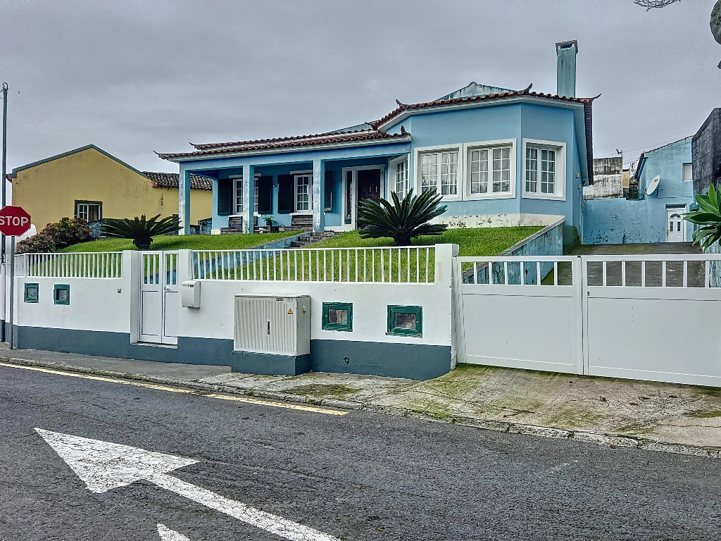 Moradia T3 com Anexo T0 / Feteiras / Ponta Delgada - Image 2