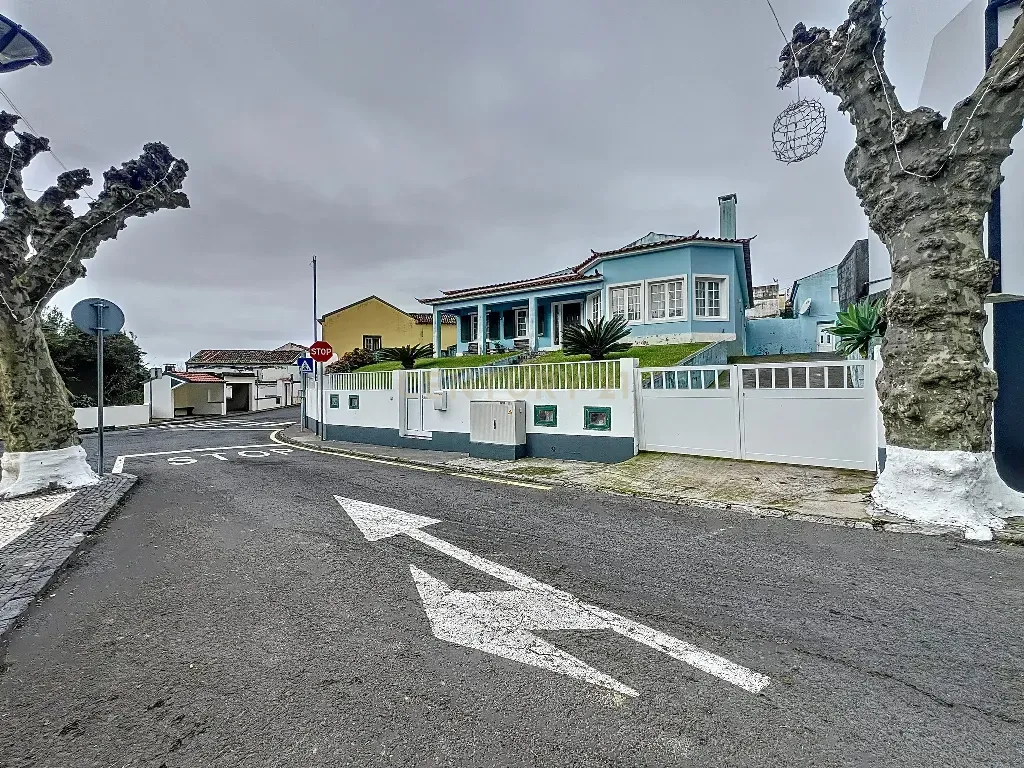 Moradia T3 com Anexo T0 / Feteiras / Ponta Delgada - Image 1