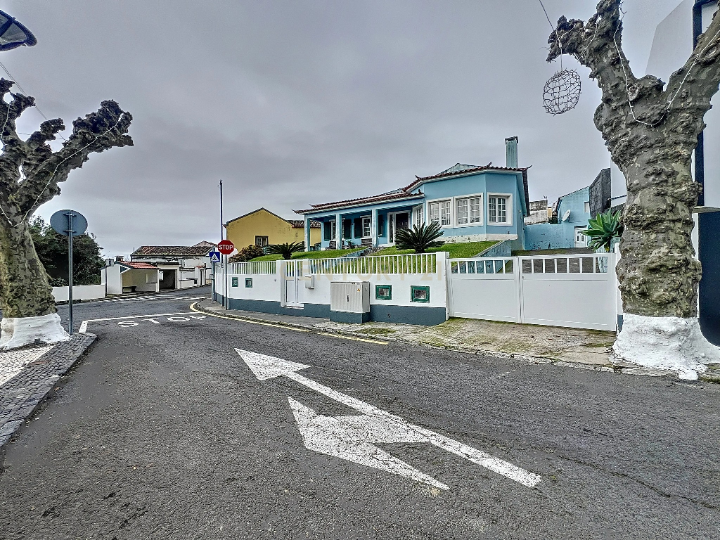 Moradia T3 com Anexo T0 / Feteiras / Ponta Delgada - Image 1