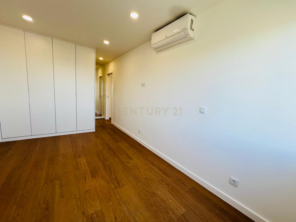 T2 com garagem em prédio com elevador em Campo de Ourique - Image 9