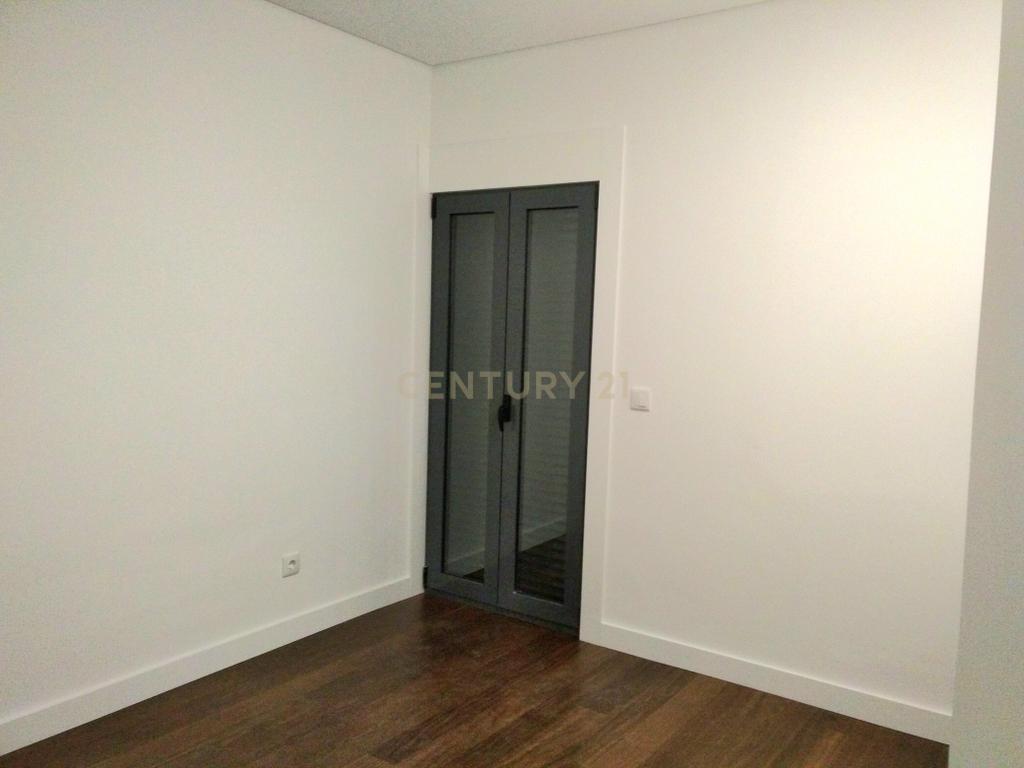 Apartamento T4 totalmente renovado junto à Casa da Música - Image 13