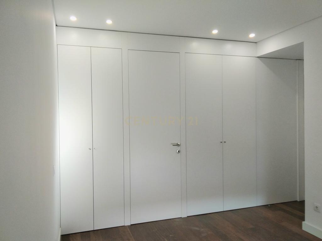 Apartamento T4 totalmente renovado junto à Casa da Música - Image 25