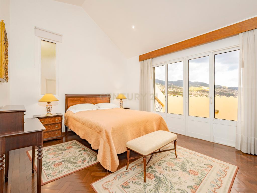 Fantástica moradia T4 no Funchal para quem procura um estilo de vida relaxante e de qualidade na ilha da Madeira.🏡 - Image 4
