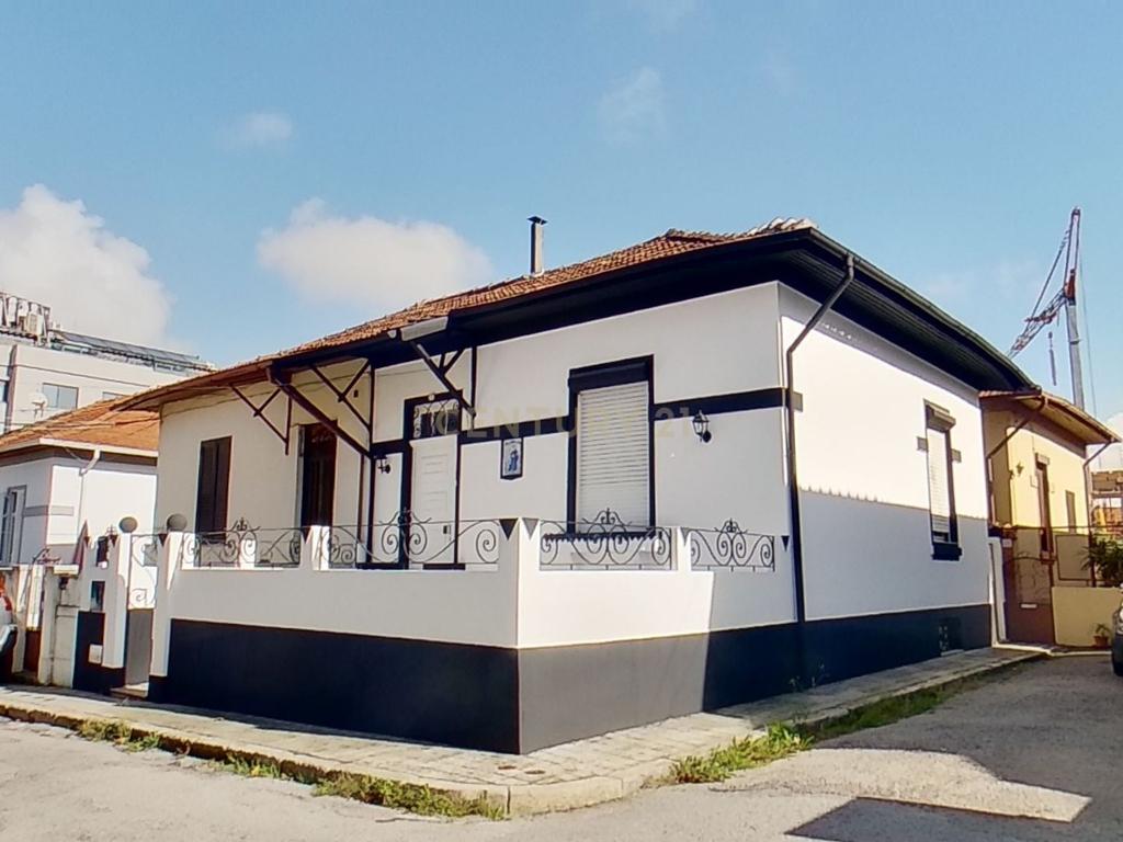 Moradia T2, Antas, à Praça Velasquez - Image 1