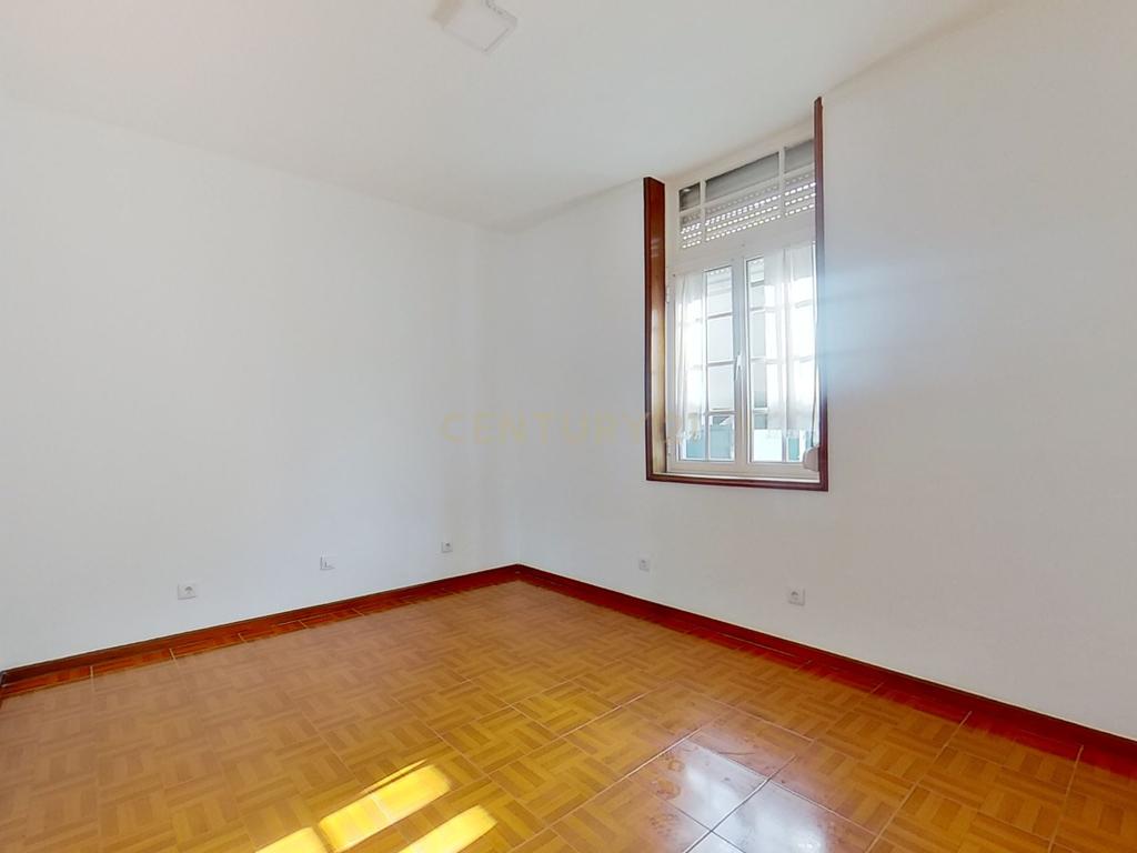 Moradia T2, Antas, à Praça Velasquez - Image 11