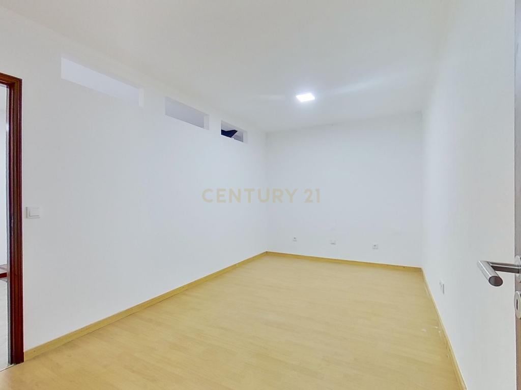 Moradia T2, Antas, à Praça Velasquez - Image 17