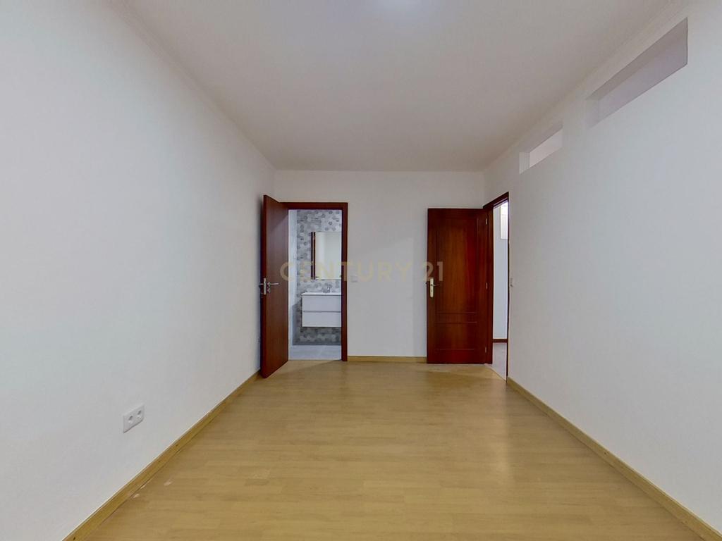 Moradia T2, Antas, à Praça Velasquez - Image 16