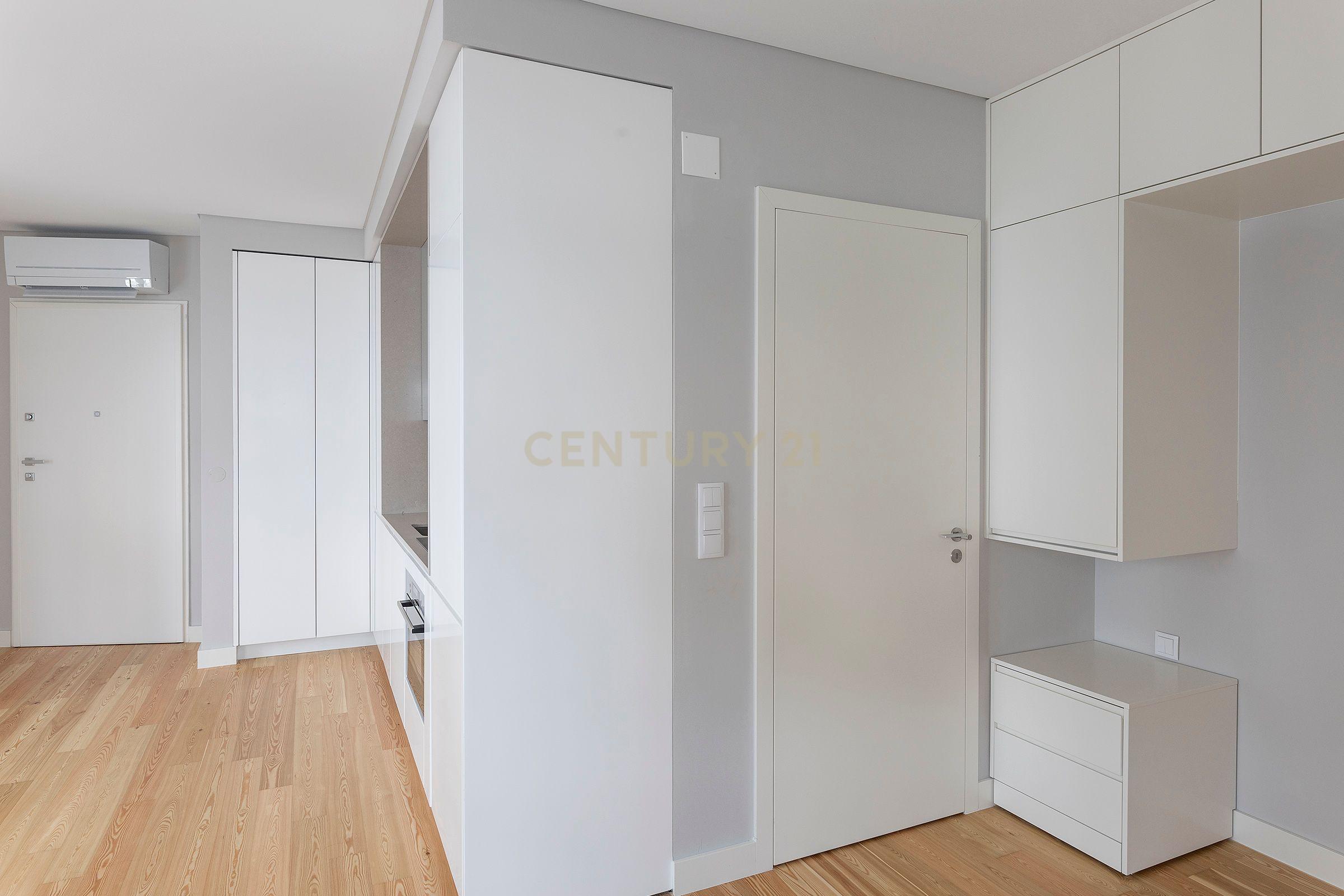 Apartamento T0 Novo em Campolide - Image 7
