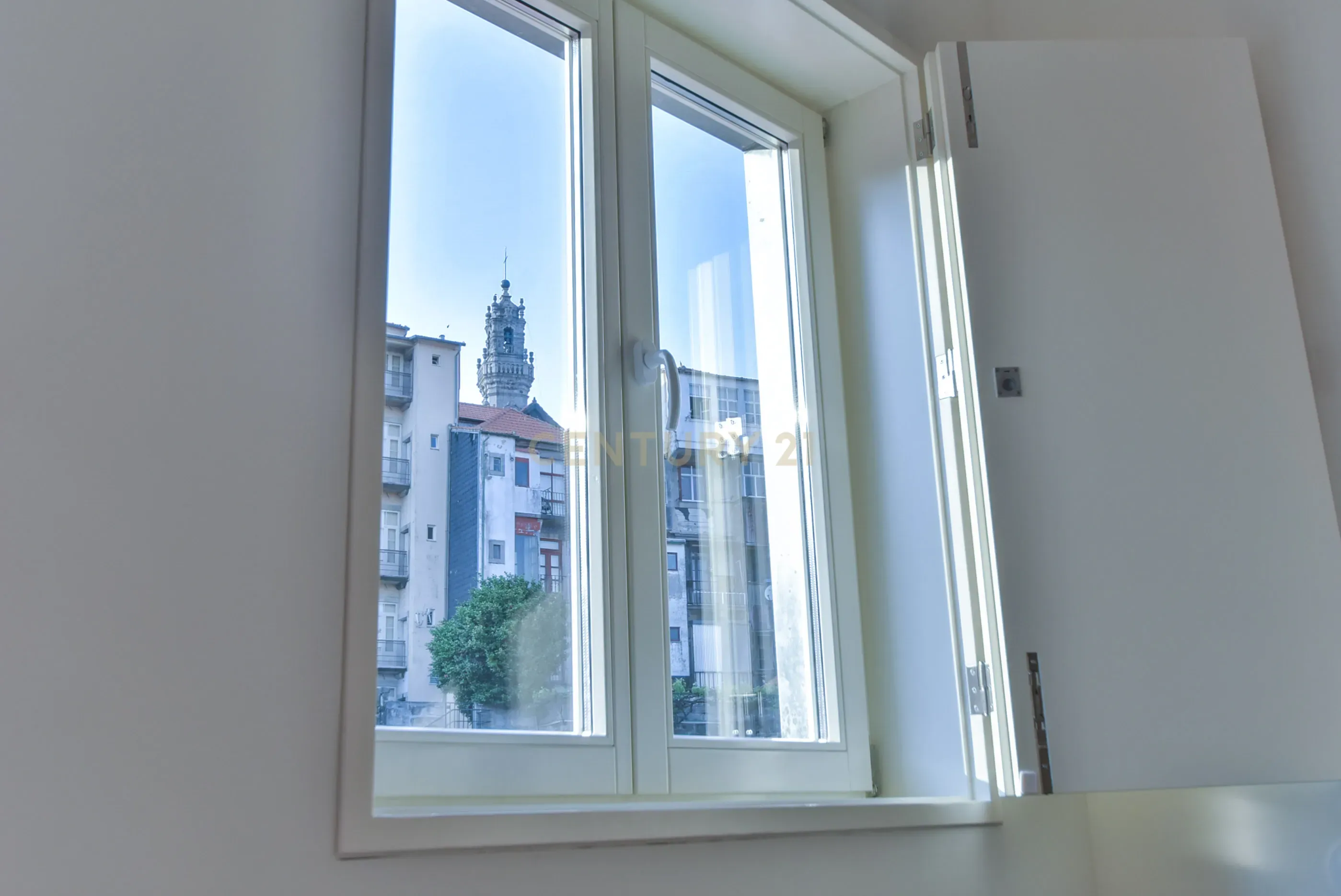 Fotografia 7 de T0+1 Mobilado com Licença de Alojamento Local no Centro Histórico do Porto | Vista Cidade