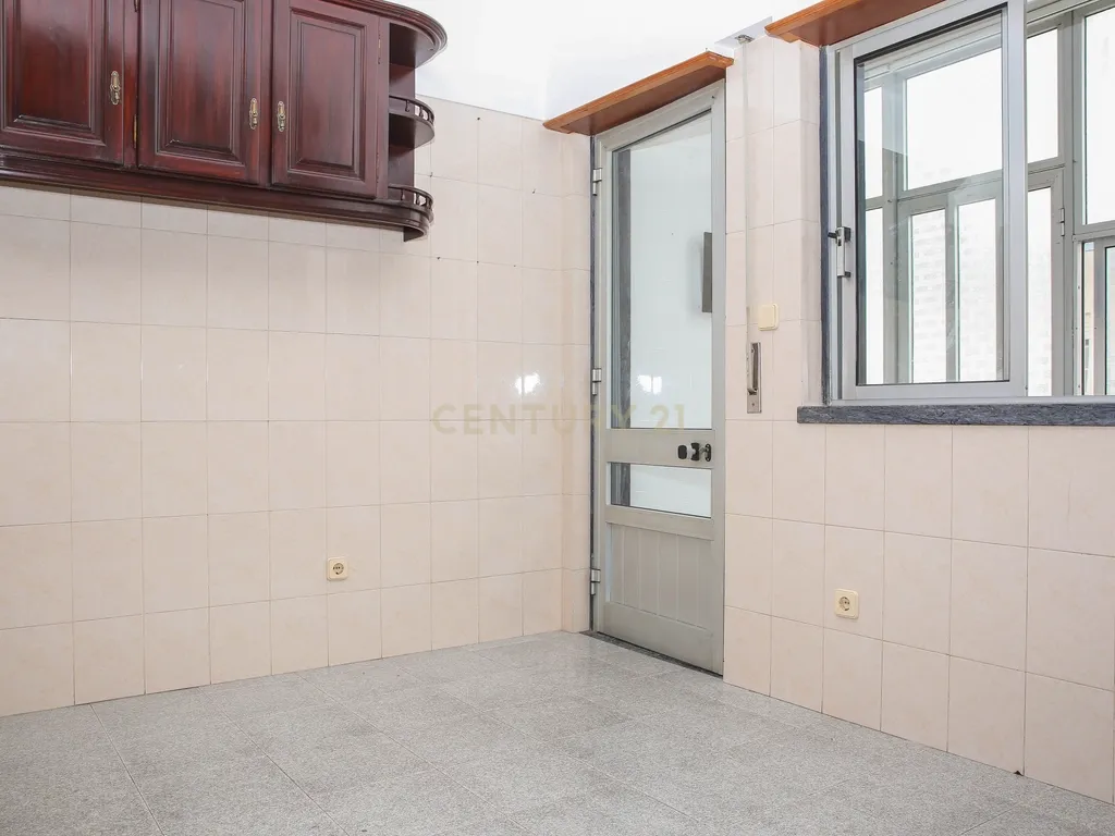 Prédio em Propriedade Total - Habitação e Comércio - Image 82
