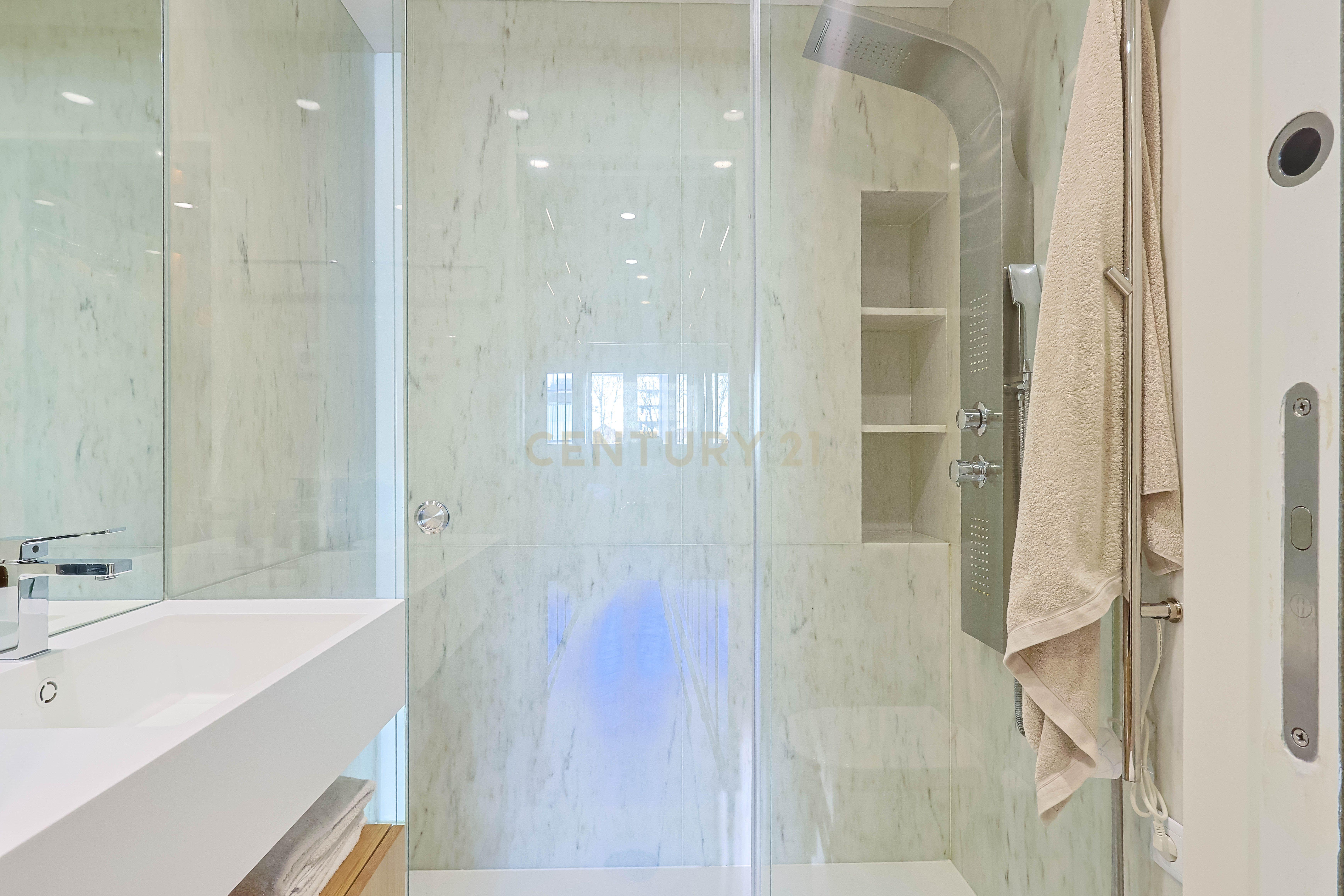 Apartamento T2 à venda na Avenida Brasil com vista Mar - Image 3
