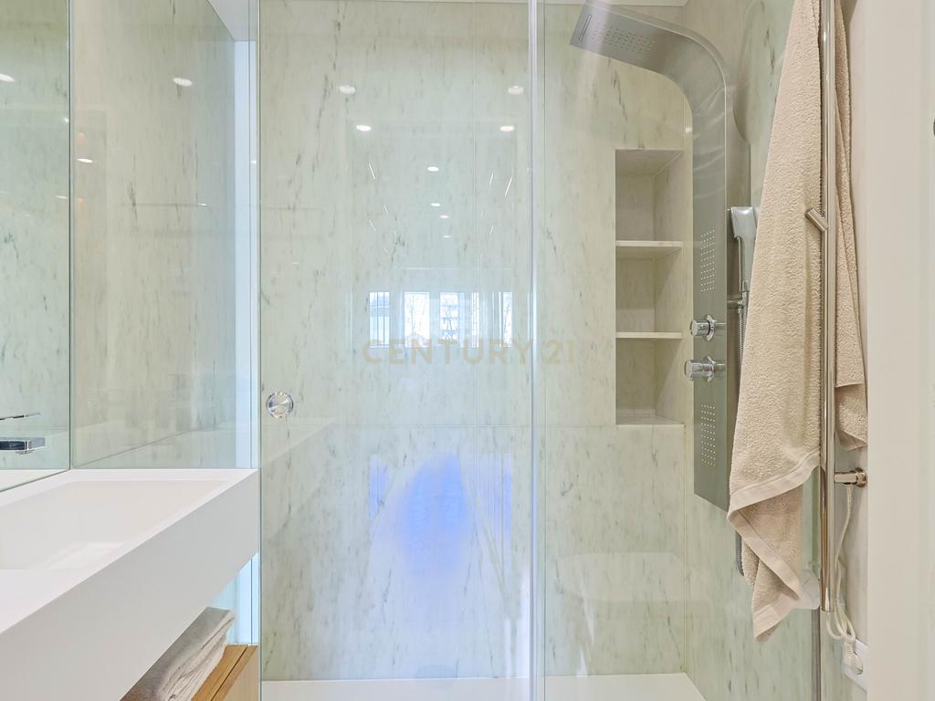 Apartamento T2 à venda na Avenida Brasil com vista Mar - Image 3