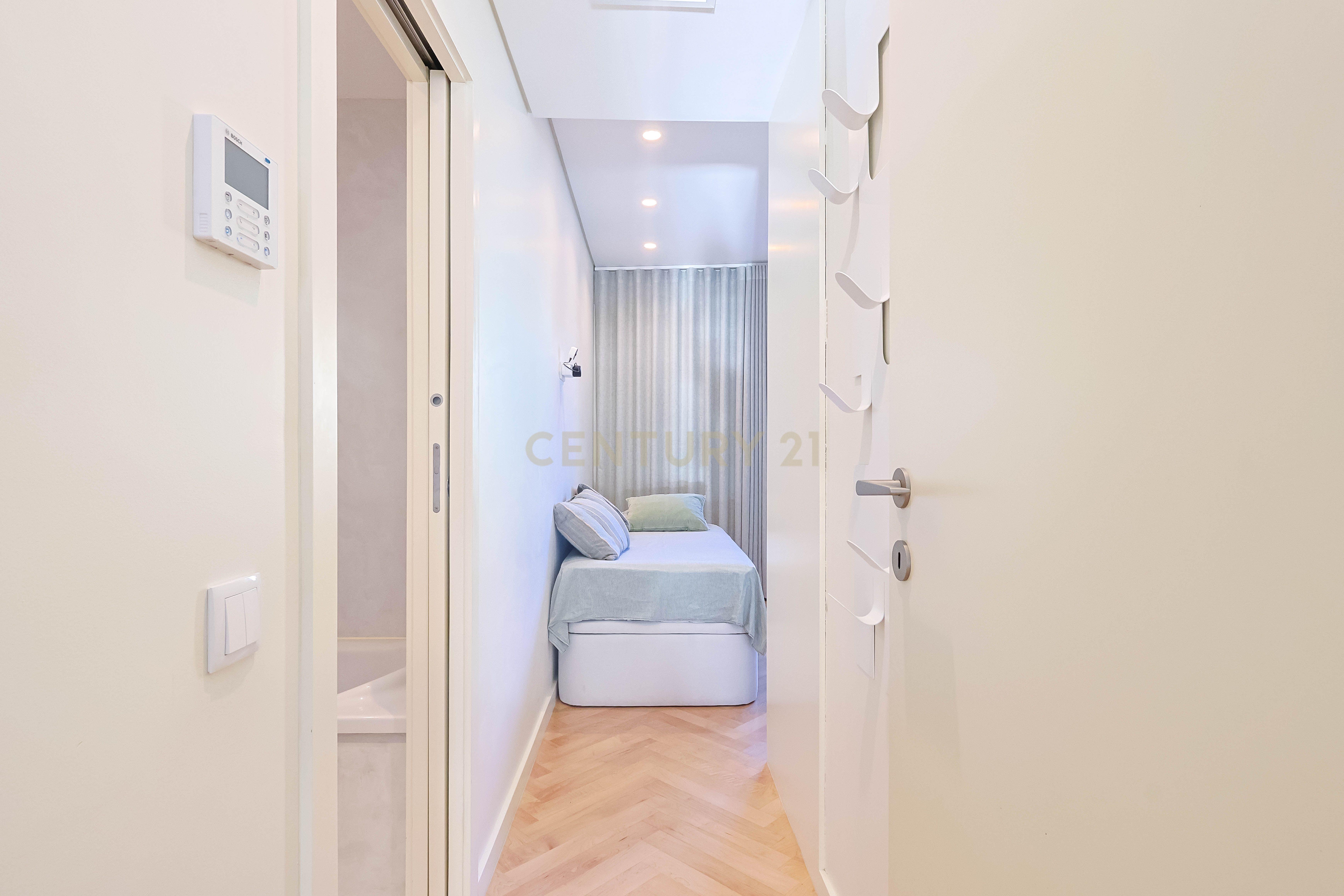 Apartamento T2 à venda na Avenida Brasil com vista Mar - Image 13