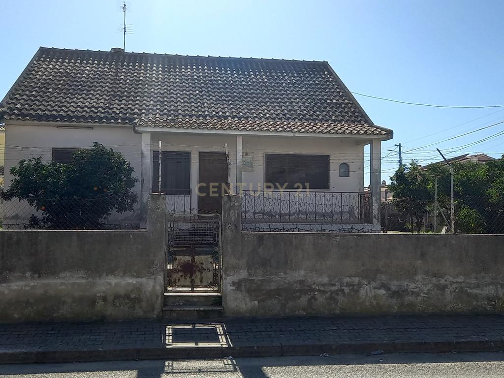 MORADIA TÉRREA T3 COM SÓTÃO E GARAGEM + MORADIA T5 (Benfeitoria) -  EM FERNÃO FERRO - Image 3