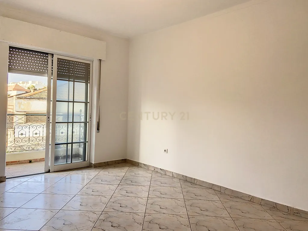 Apartamento T3 com Suite à Venda em Olhão – Bem localizado e com boas áreas - Image 5