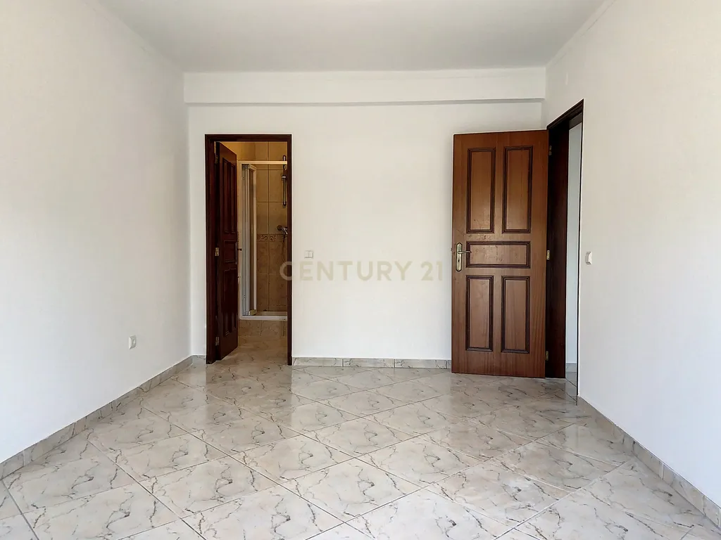 Apartamento T3 com Suite à Venda em Olhão – Bem localizado e com boas áreas - Image 4