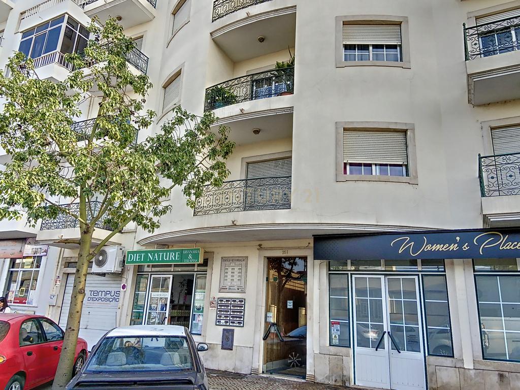 Apartamento T3 com Suite à Venda em Olhão – Bem localizado e com boas áreas - Image 2