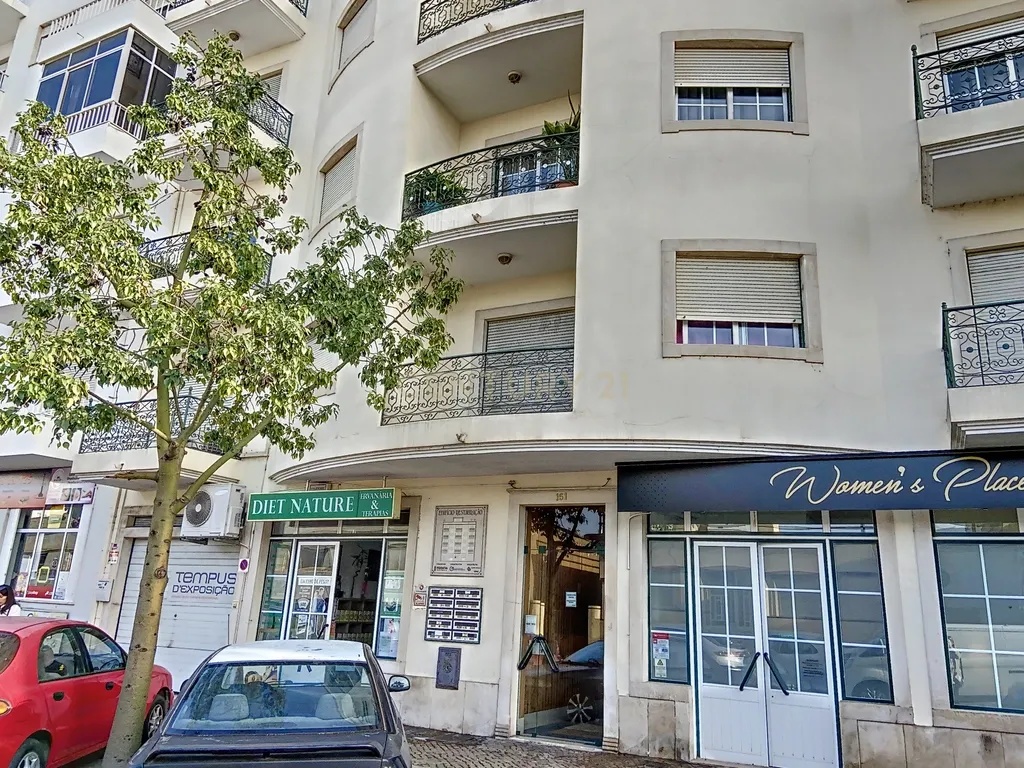 Apartamento T3 com Suite à Venda em Olhão – Bem localizado e com boas áreas - Image 2
