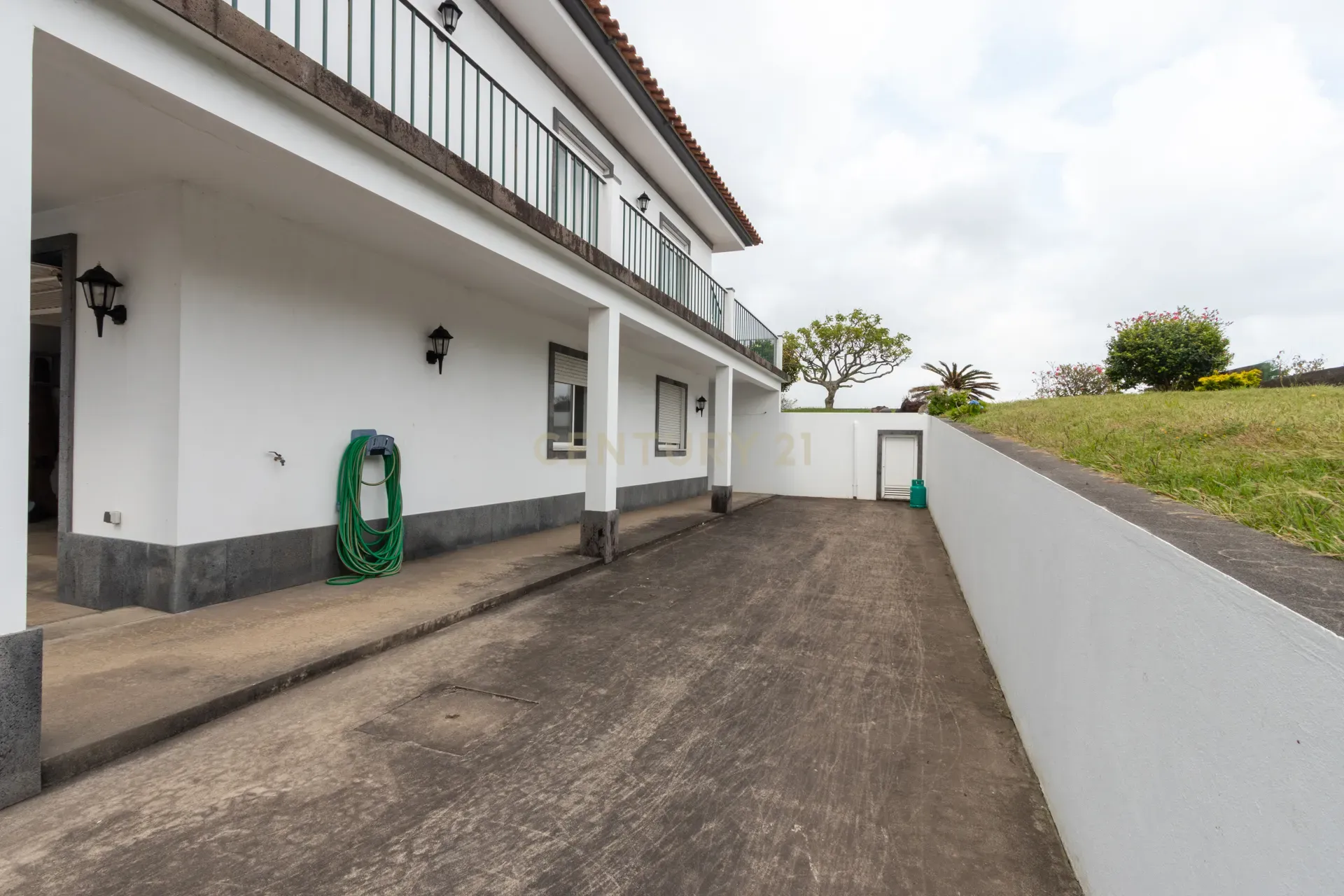Moradia 10 assoalhadas | Vista para o mar, montanha e ilhéu de VFC | 2 andares + sótão | Terreno 1398 m2 | Vila Franca do Campo | Potencial rentabilidade - Image 10