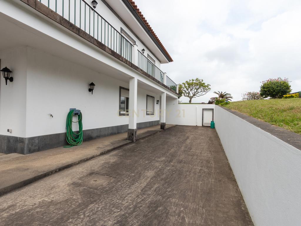 Casa Isolada com Jardim e Terraço em Vila Franca do Campo - Image 10