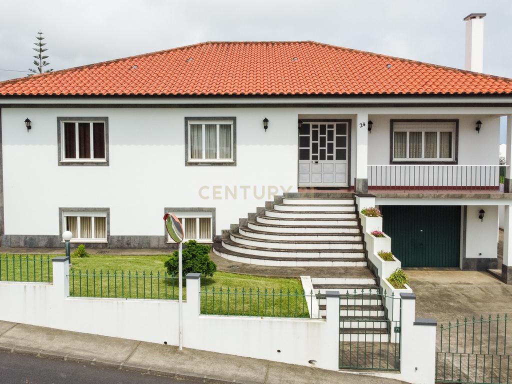 Casa Isolada com Jardim e Terraço em Vila Franca do Campo - Image 2
