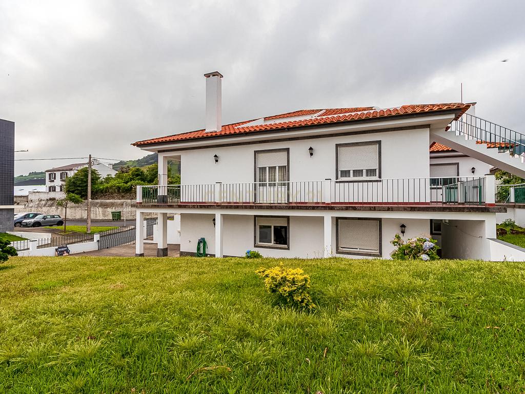 Casa Isolada com Jardim e Terraço em Vila Franca do Campo - Image 5