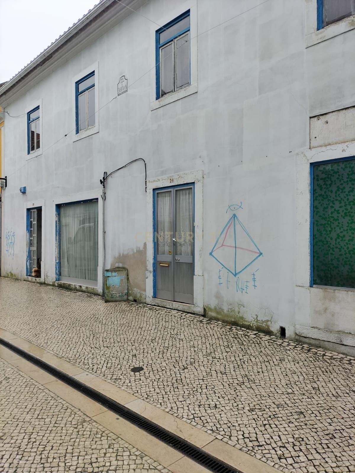 Edifício no Centro Histórico de Marinha Grande, habitação e comércio - Image 17