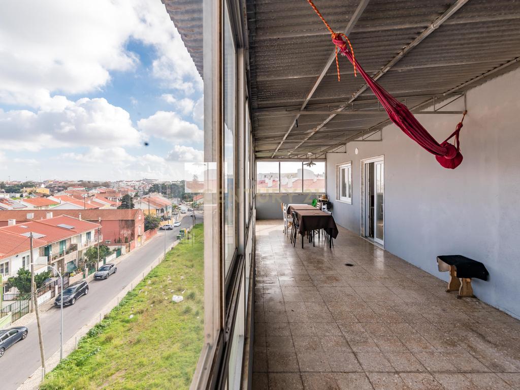 Duplex Renovado com Terraços em Mem-Martins - Image 43
