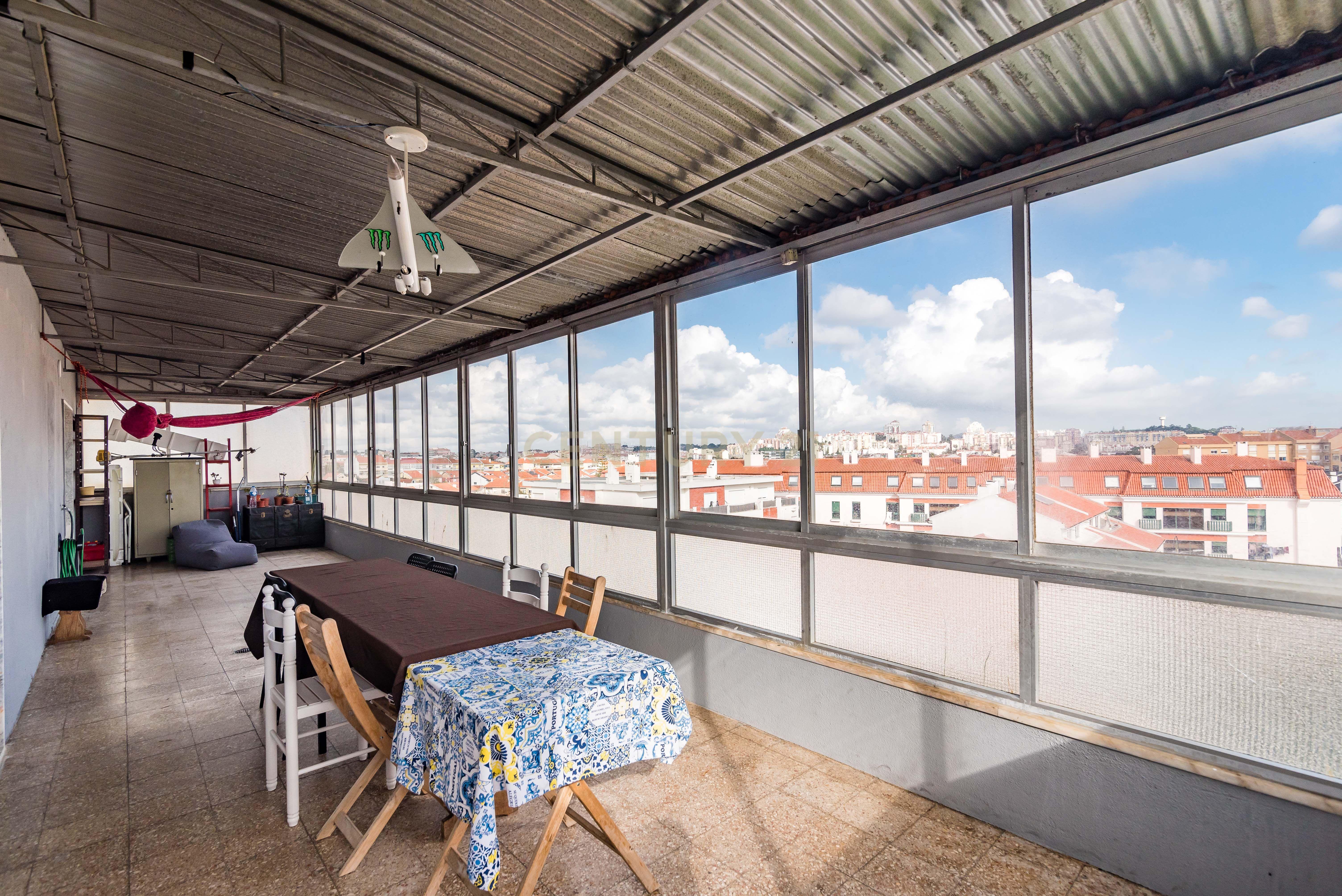 Duplex Renovado com Terraços em Mem-Martins - Image 46