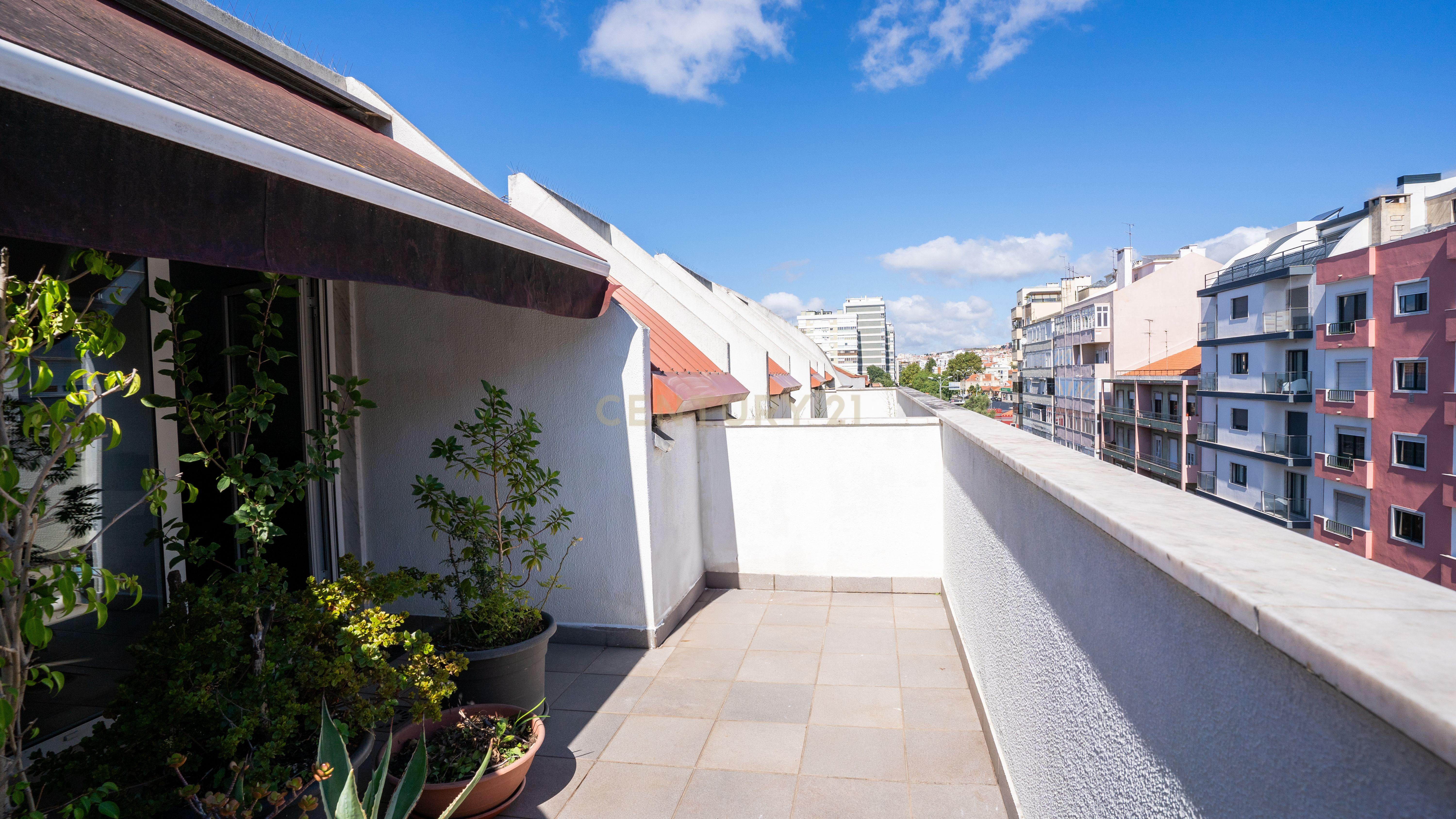 Apartamento com Terraço T2 de Charme em Benfica - Excelência e Conforto - Image 65