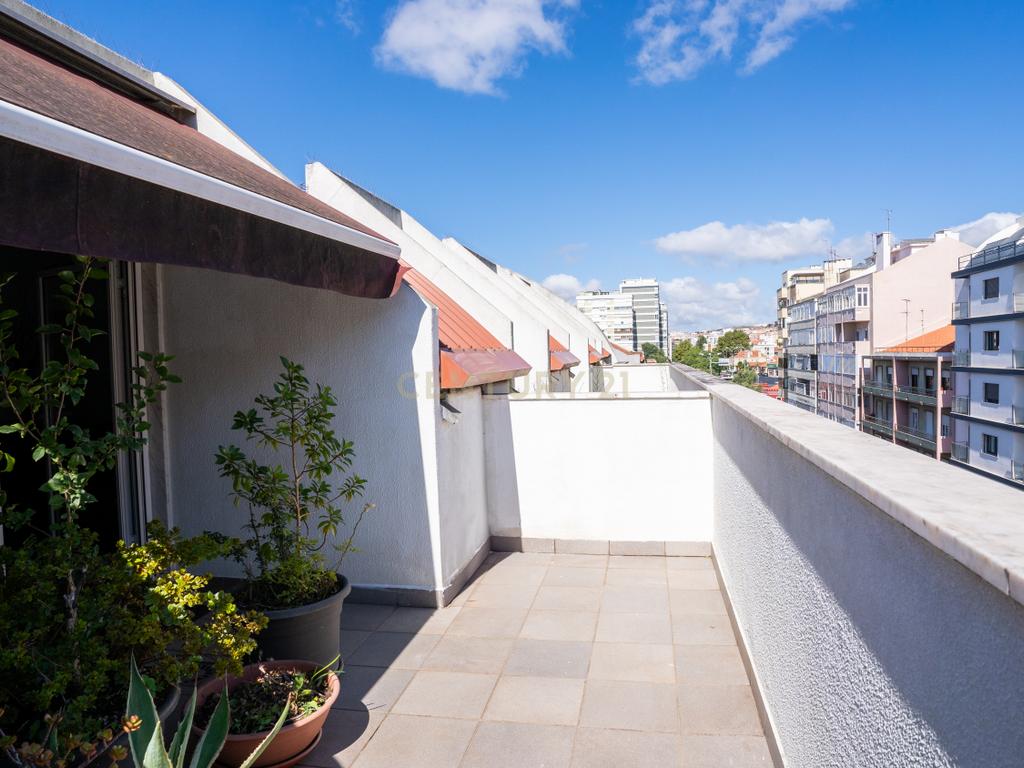 Apartamento com Terraço T2  de Charme em Benfica - Excelência e Conforto - Image 65