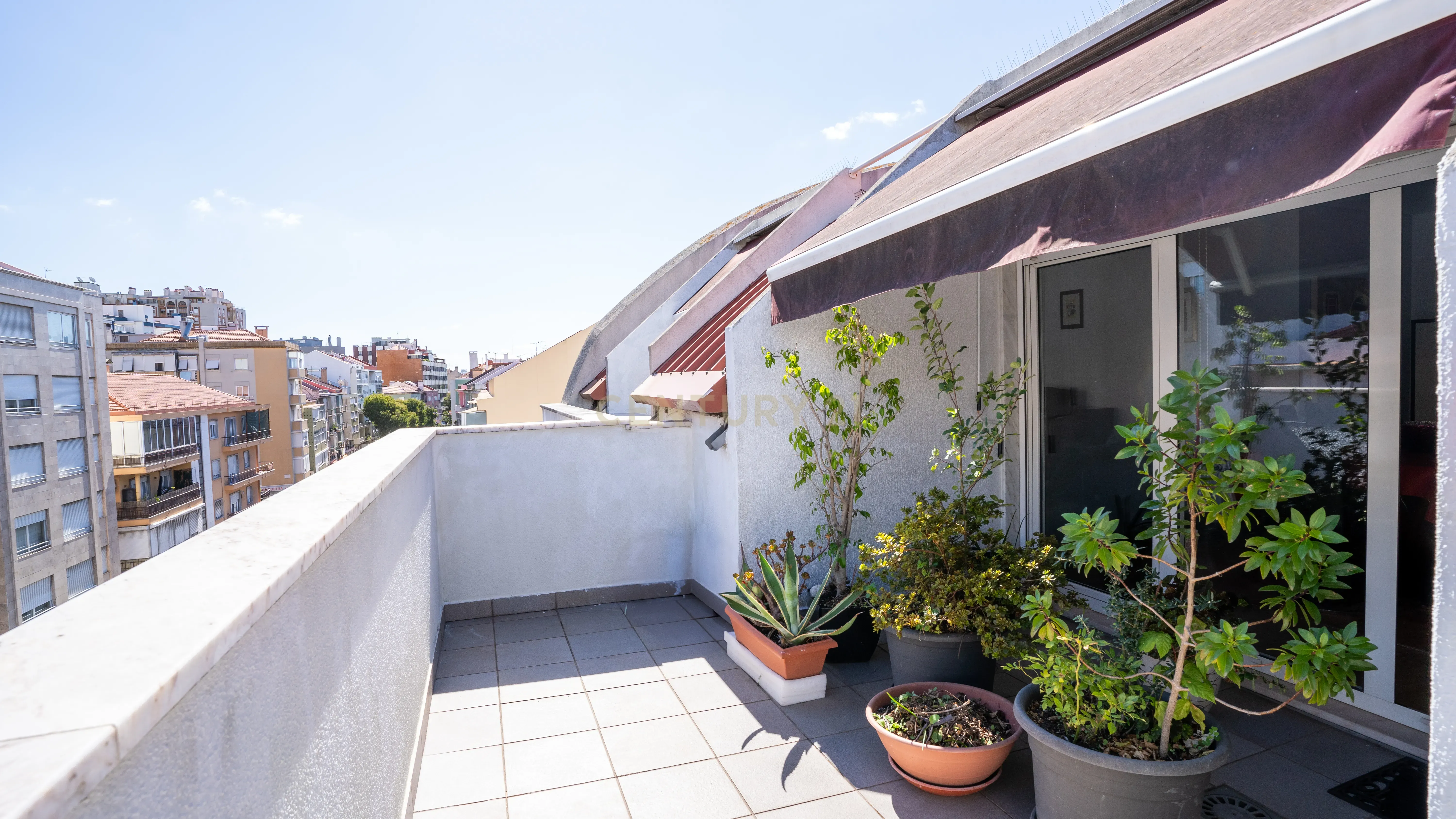 Apartamento com Terraço T2 de Charme em Benfica - Excelência e Conforto - Image 1