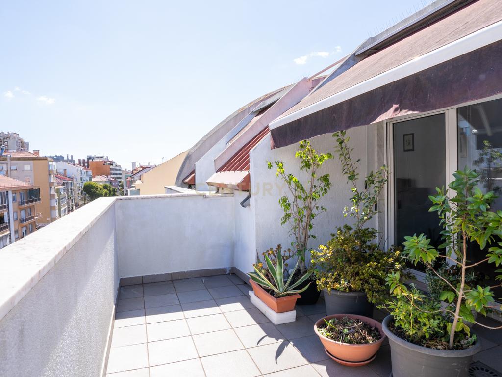 Apartamento com Terraço T2  de Charme em Benfica - Excelência e Conforto - Image 1