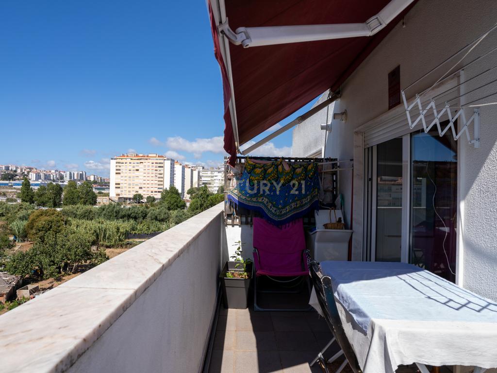 Apartamento com Terraço T2  de Charme em Benfica - Excelência e Conforto - Image 70