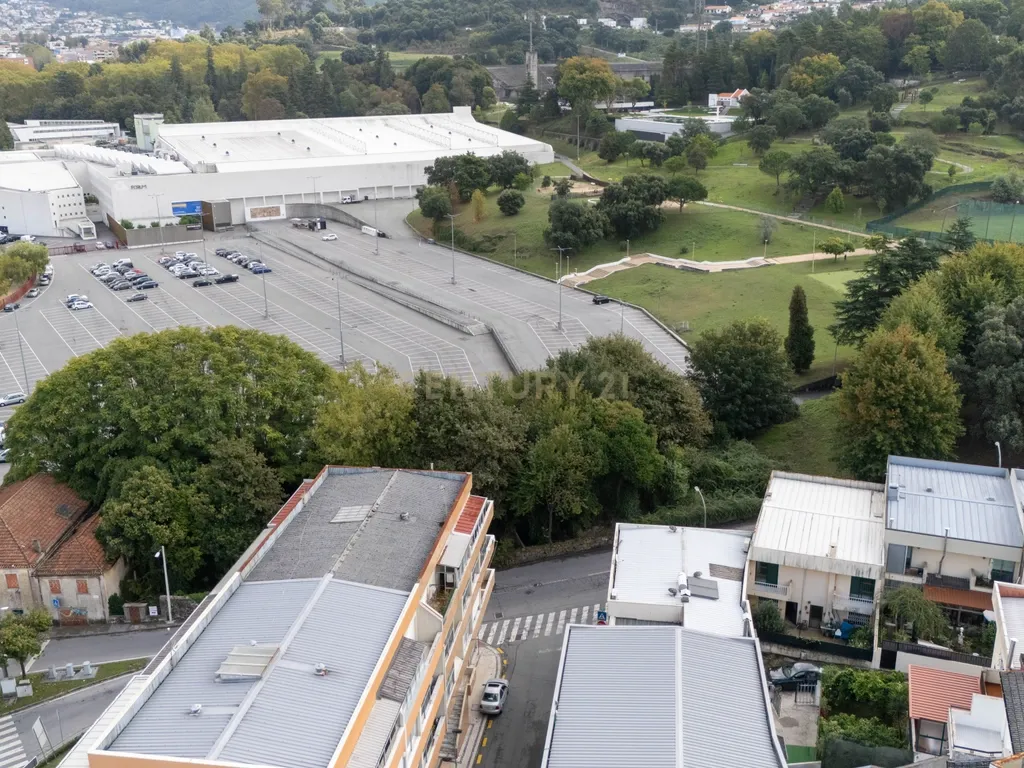 Terreno para um hotel de 70 quartos com um segundo edifício para serviços - Image 26